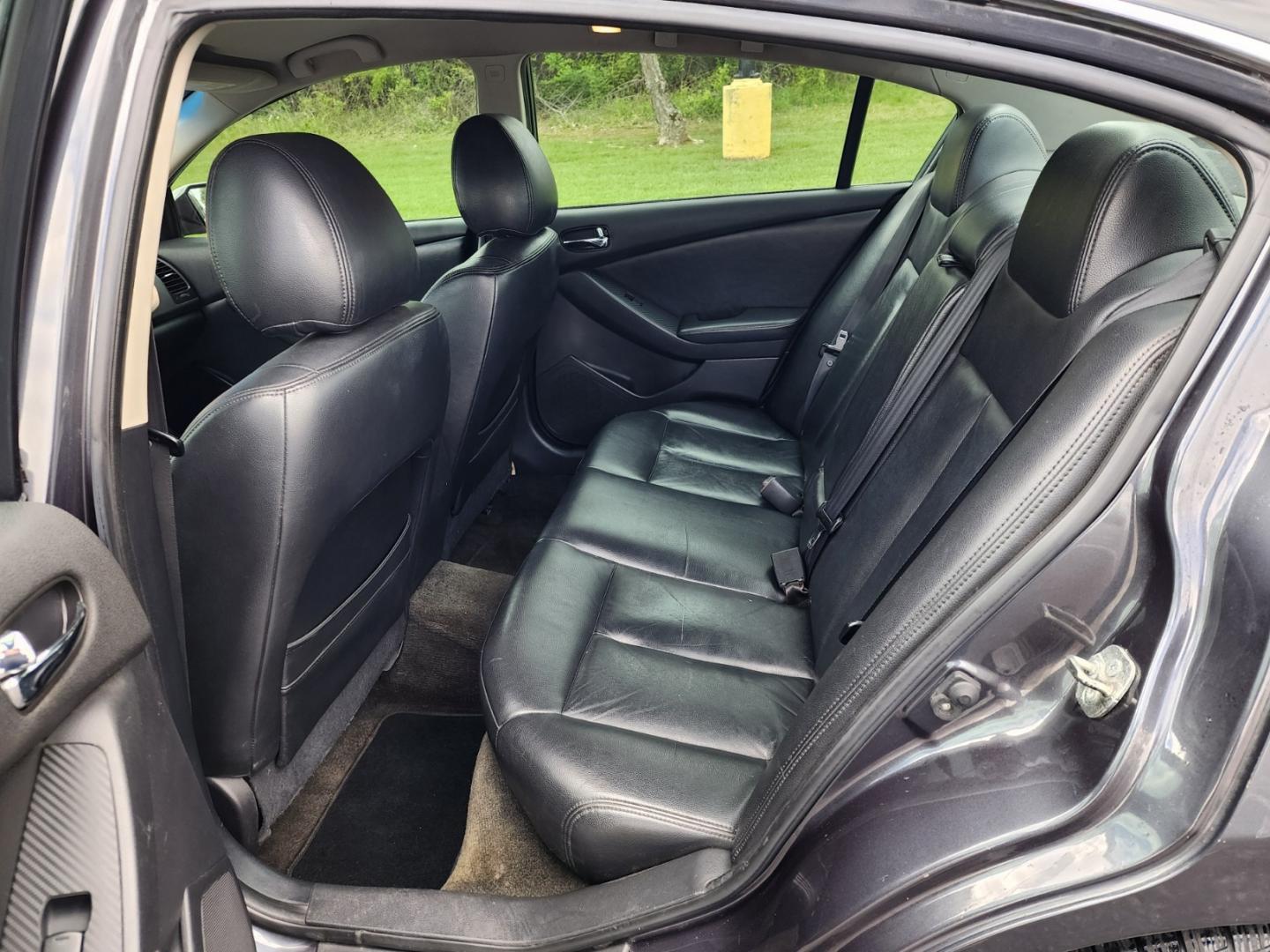 2011 Gray /Black Nissan Altima S (1N4AL2AP7BN) with an 2.5 4cyl. engine, Automatic transmission, located at 1221 Madison St., Shelbyville, TN, 37160, (931) 680-9439, 0.000000, 0.000000 - Photo#3